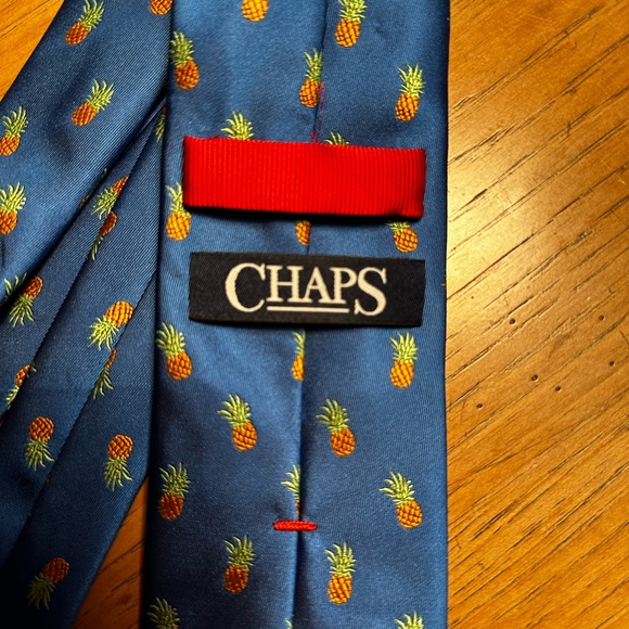 Pineapple tie CHAPS like new used once - Picture 9 of 9
